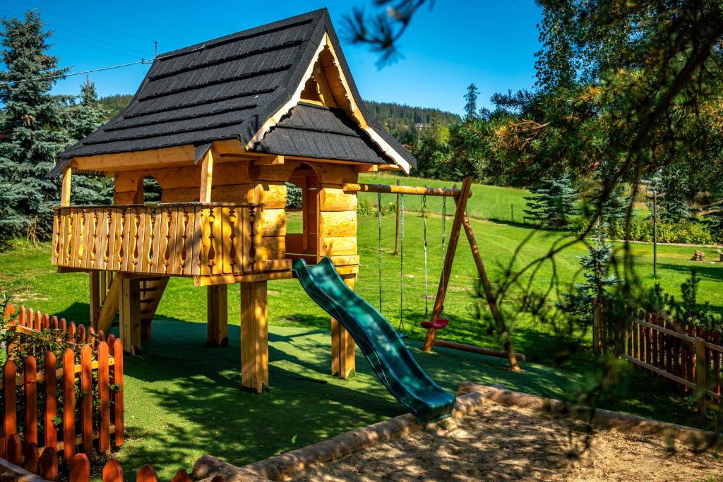 Vonkajšia záhrada v ubytovaní Willa Izydor, widok na Tatry, pyszne posiłki
