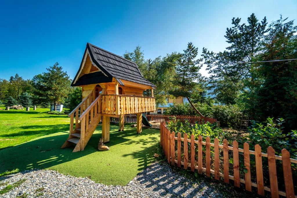 Vonkajšia záhrada v ubytovaní Willa Izydor, widok na Tatry, pyszne posiłki