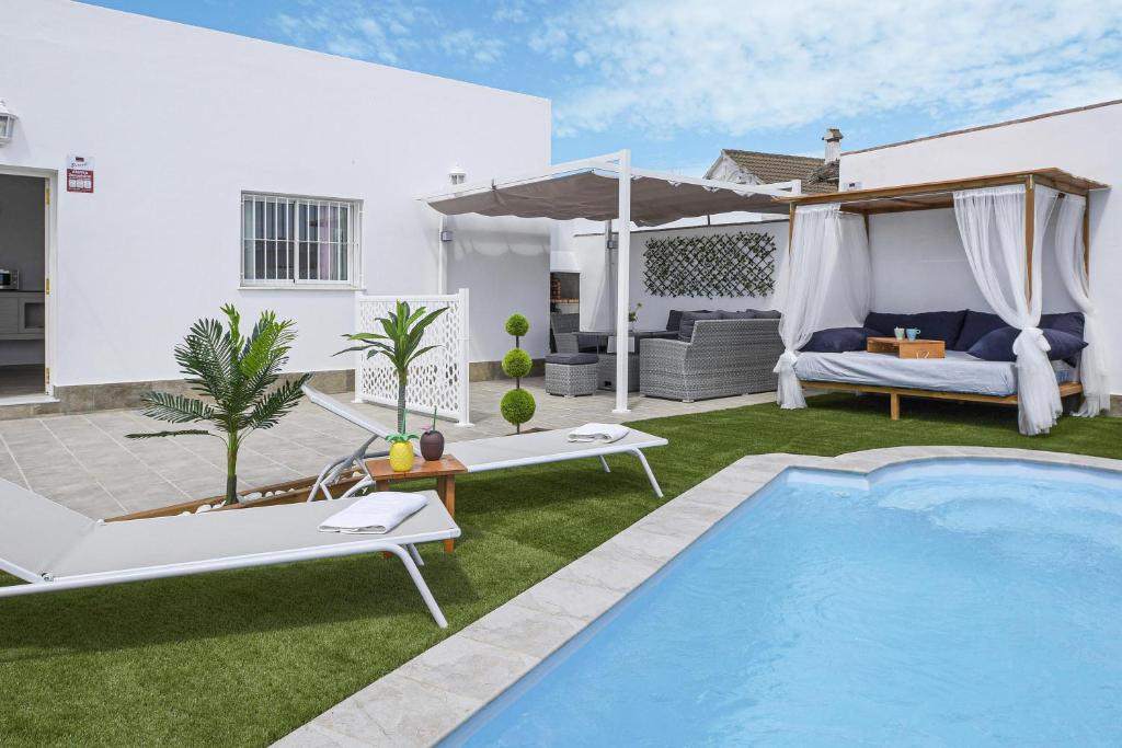 a backyard with a swimming pool and a villa at Casa Caramelo in La Muela