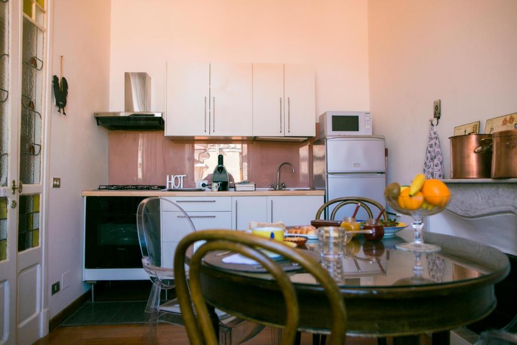 a kitchen with a table with fruit on it at B&B Agapantus in una Villa dell'800 in Dolceacqua