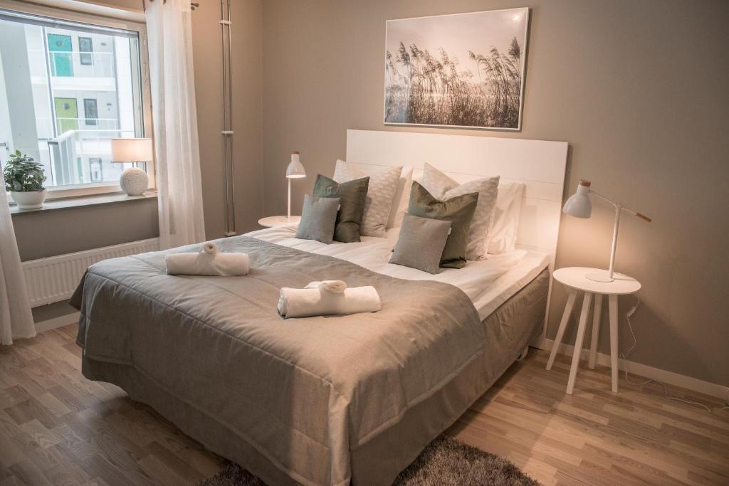 1 dormitorio con 1 cama grande y 2 toallas. en Sky Hotel Apartments Valla Berså, en Linköping