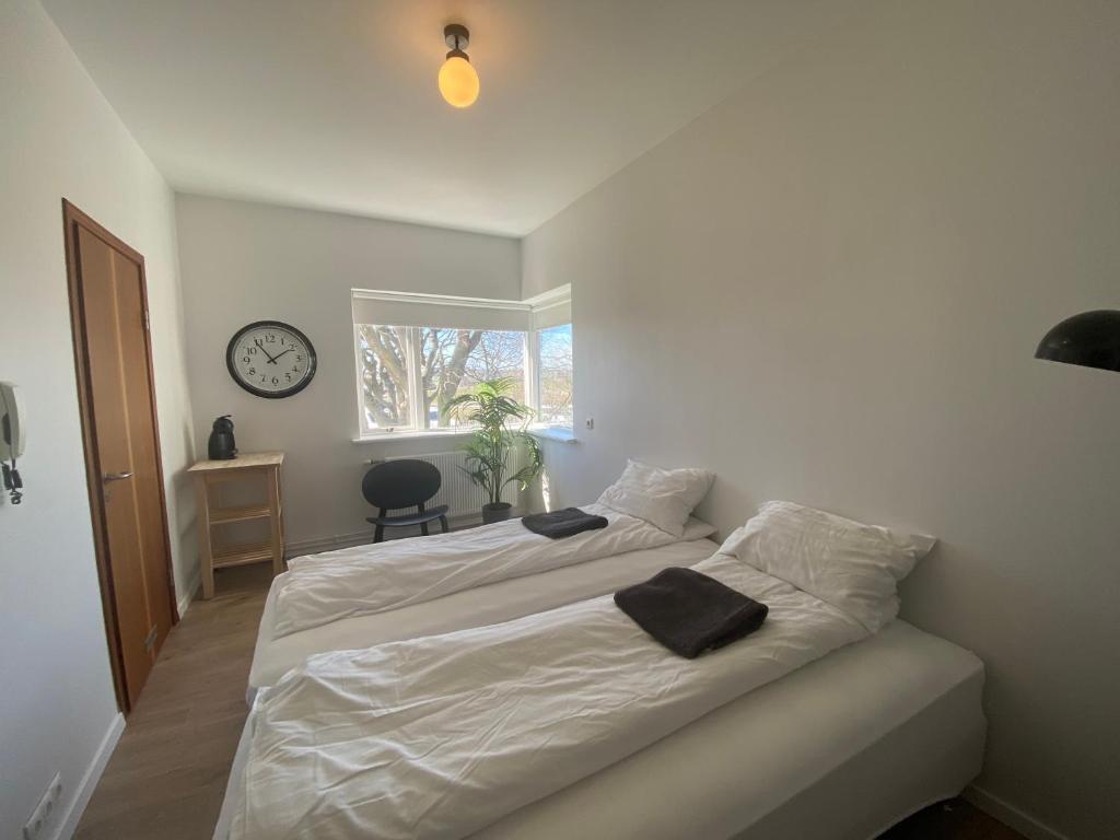 Postel nebo postele na pokoji v ubytování Day Dream Soleyjargata Rooms & Apartments