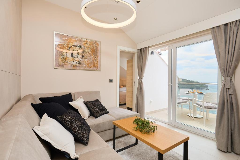 sala de estar con sofá y mesa en Hedera Estate, Hedera A32, en Dubrovnik