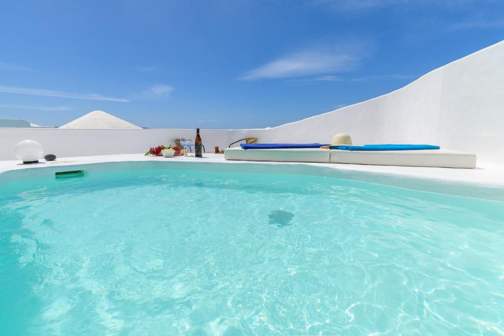 a swimming pool with blue water in a house at AQUABLANCA Suite Pool Deluxe en Punta Mujeres in Punta de Mujeres