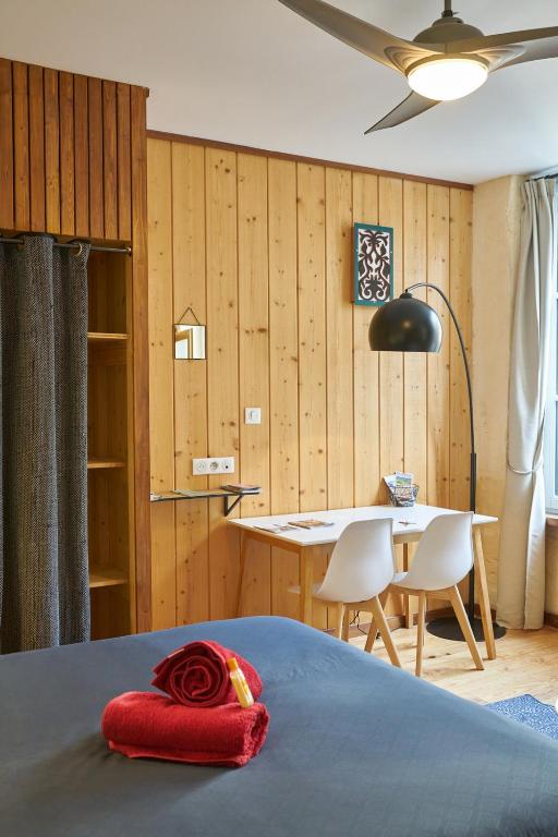 Les Appartements de la Victoire, Centre-ville, Possibilité Parking GRATUIT - Studio Apartment Le Montaigne