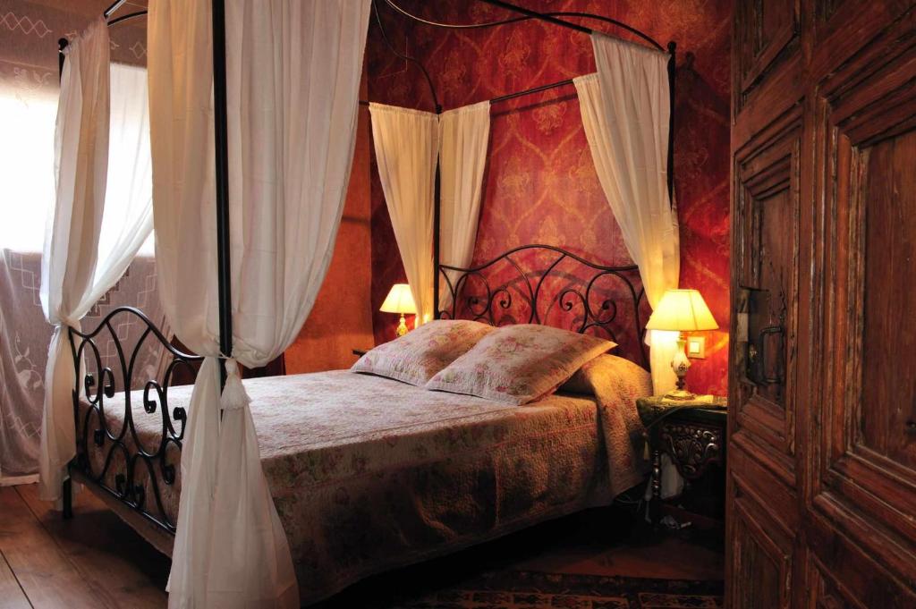 una camera con un grande letto a baldacchino di Las Moradas Del Temple a Mirambel