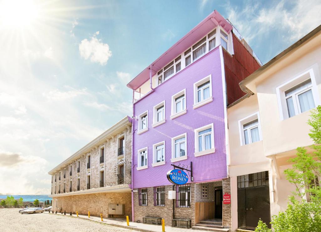 un bâtiment violet sur le côté d'une rue dans l'établissement SEVEN ROSES APART HOTEL, à Istanbul