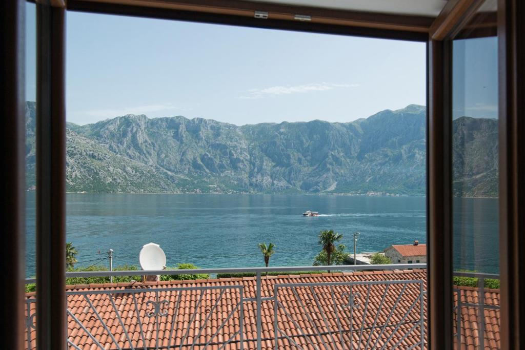uma vista para uma massa de água a partir de uma janela em Apartmani Miljenovic em Kotor