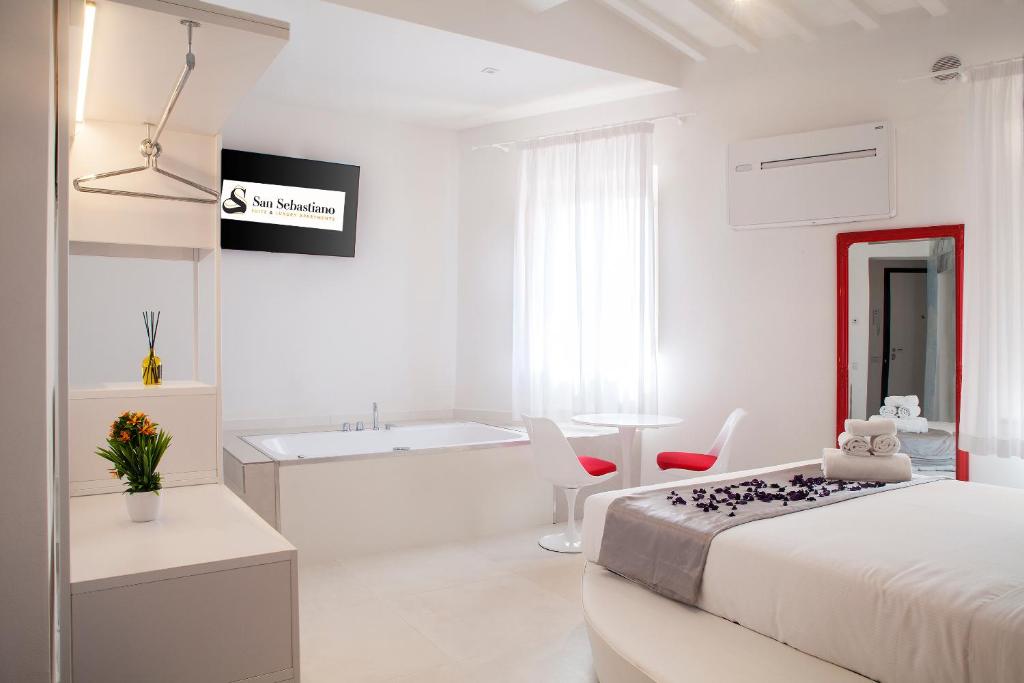 Postel nebo postele na pokoji v ubytování San Sebastiano Suite & Luxury Apartments