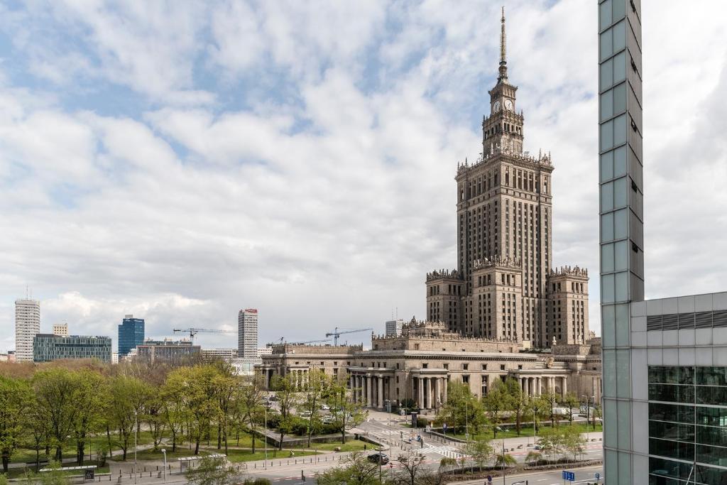 Widok na miasto Warszawa z tego apartamentu