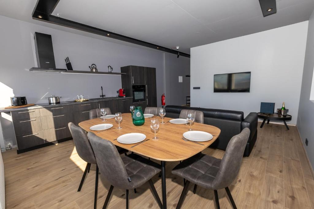Kuchyň nebo kuchyňský kout v ubytování Akureyri Lux Apartments with hot tub access