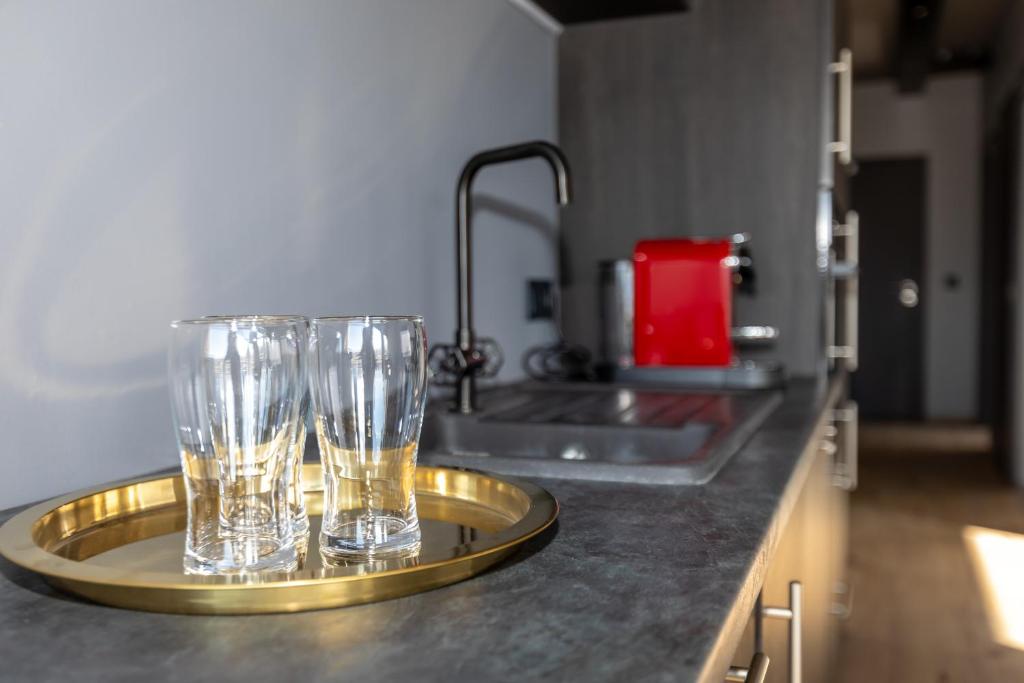 Kuchyň nebo kuchyňský kout v ubytování Akureyri Lux Apartments with hot tub access