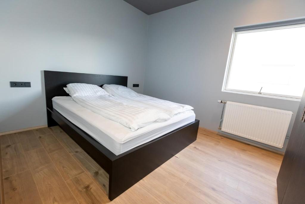 Postel nebo postele na pokoji v ubytování Akureyri Lux Apartments with hot tub access