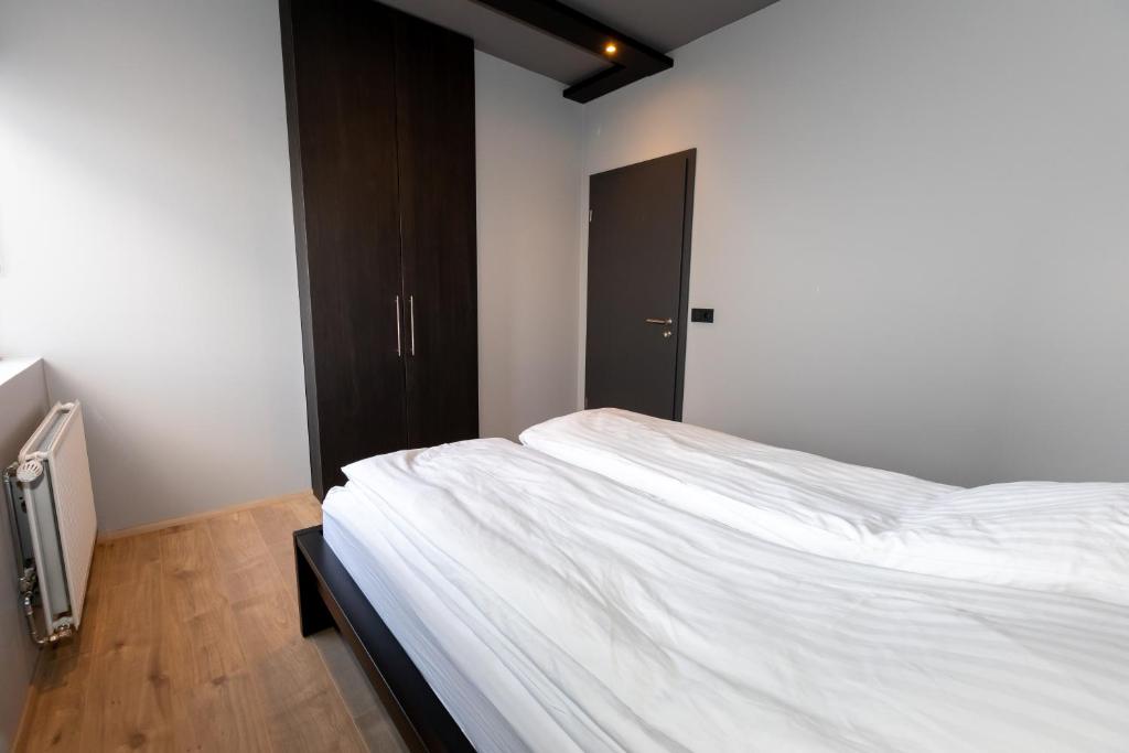 Postel nebo postele na pokoji v ubytování Akureyri Lux Apartments with hot tub access