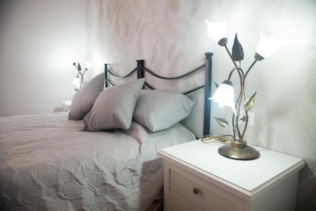 A bed or beds in a room at casa vacanze da gabriella tivoli