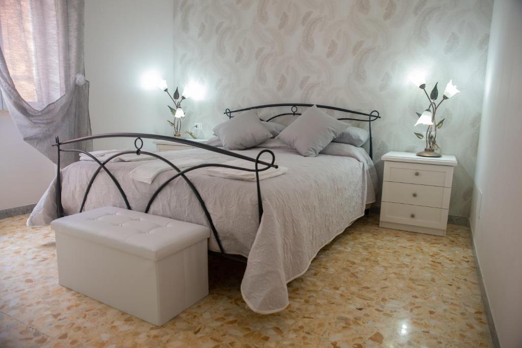 A bed or beds in a room at casa vacanze da gabriella tivoli