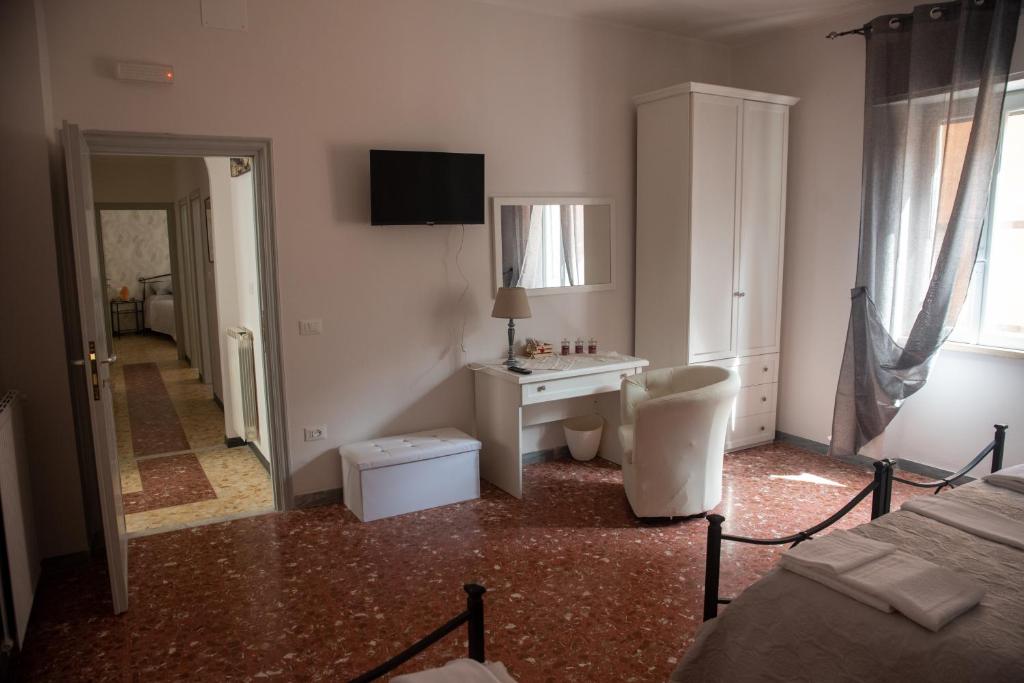A television and/or entertainment centre at casa vacanze da gabriella tivoli