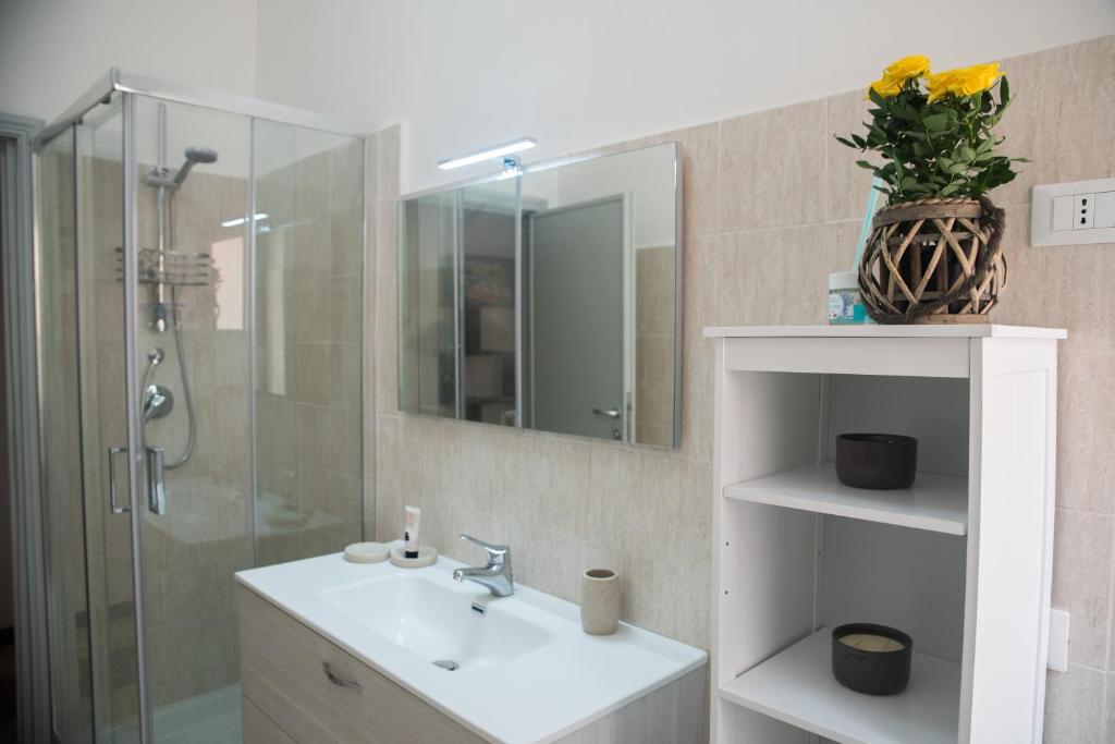 A bathroom at casa vacanze da gabriella tivoli
