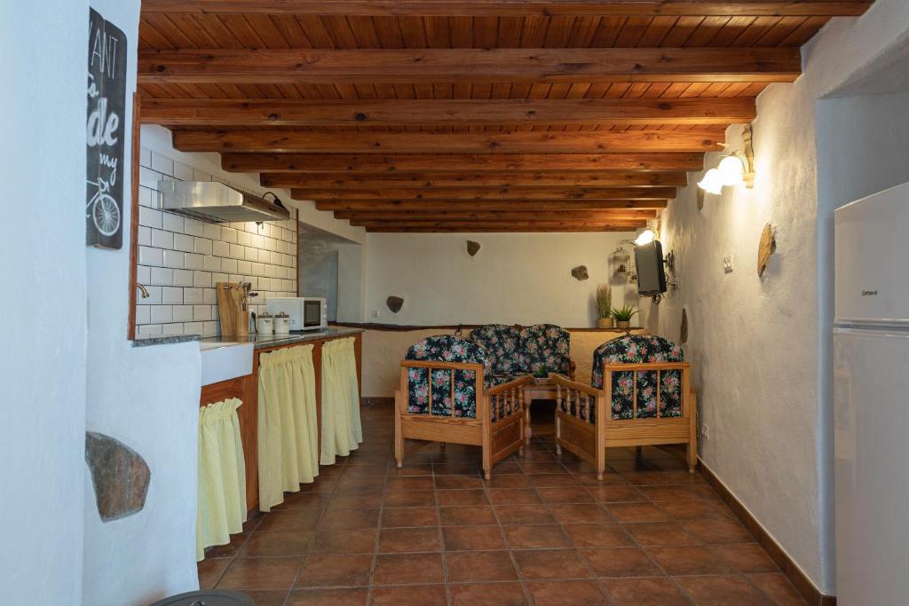 Kuchyňa alebo kuchynka v ubytovaní Sunset Views Terrace 2BR Cave House - Parking