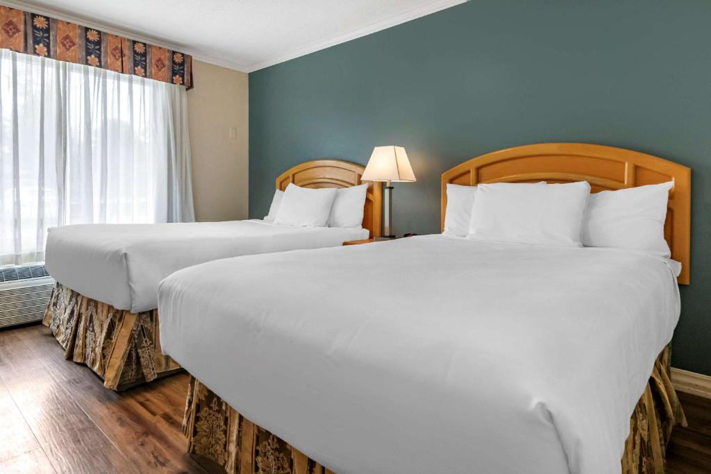 Postel nebo postele na pokoji v ubytování Econo Lodge Inn & Suites