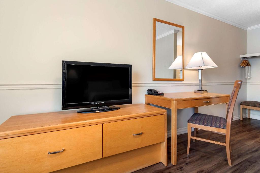 TV a/nebo společenská místnost v ubytování Econo Lodge Inn & Suites