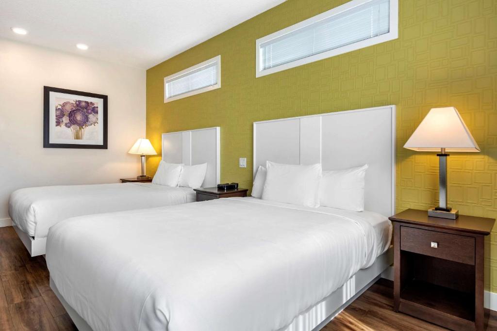 Postel nebo postele na pokoji v ubytování Econo Lodge Inn & Suites