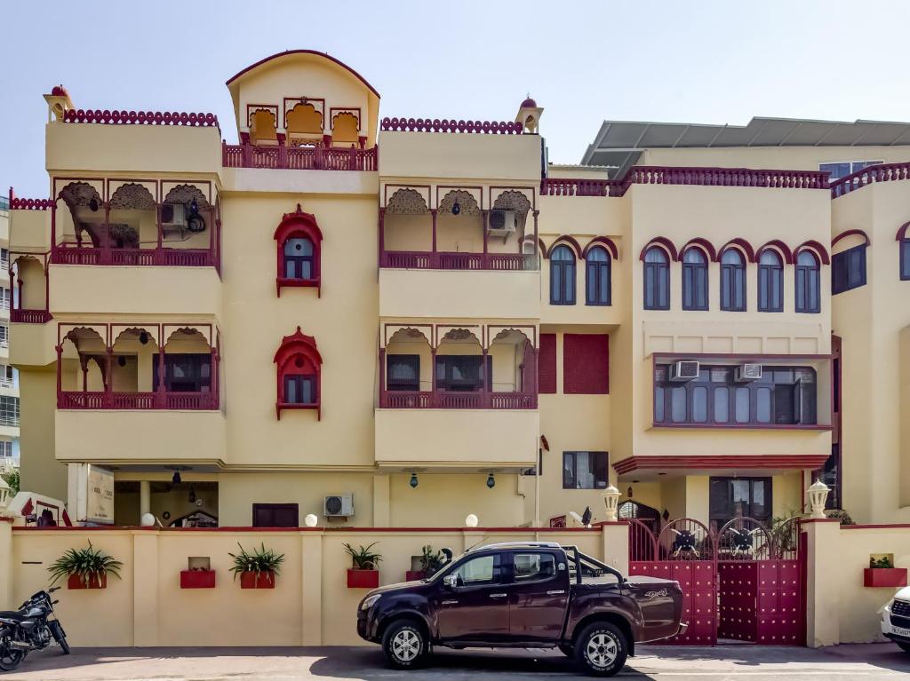 un'auto parcheggiata di fronte a un edificio di Hotel Radoli House - A Heritage Hotel a Jaipur