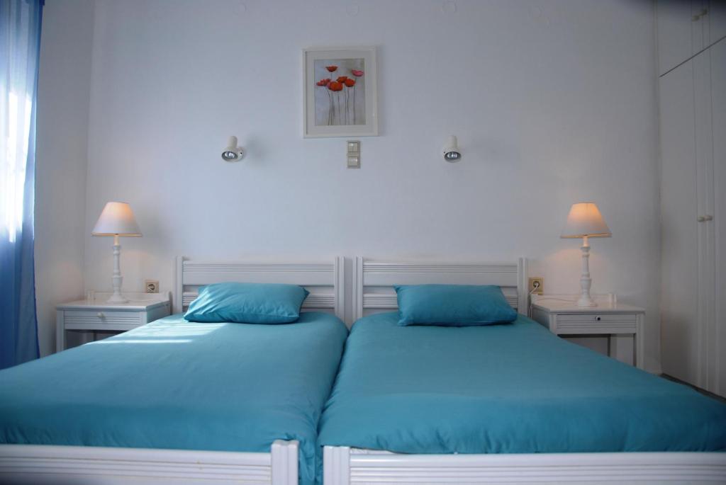 ゲラニ・シャニオンにあるVilla Fleria Seaside Studios & Aptsのベッドルーム1室(隣り合わせのベッド2台付)