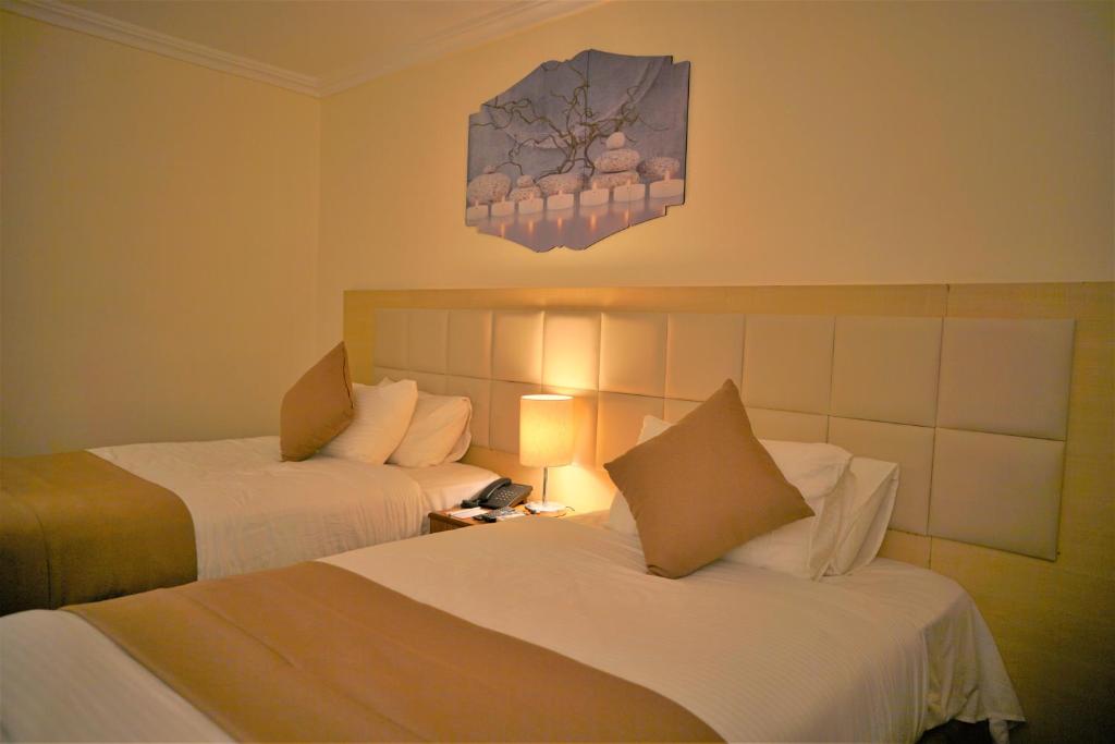 Postel nebo postele na pokoji v ubytování Silk Road Hotel