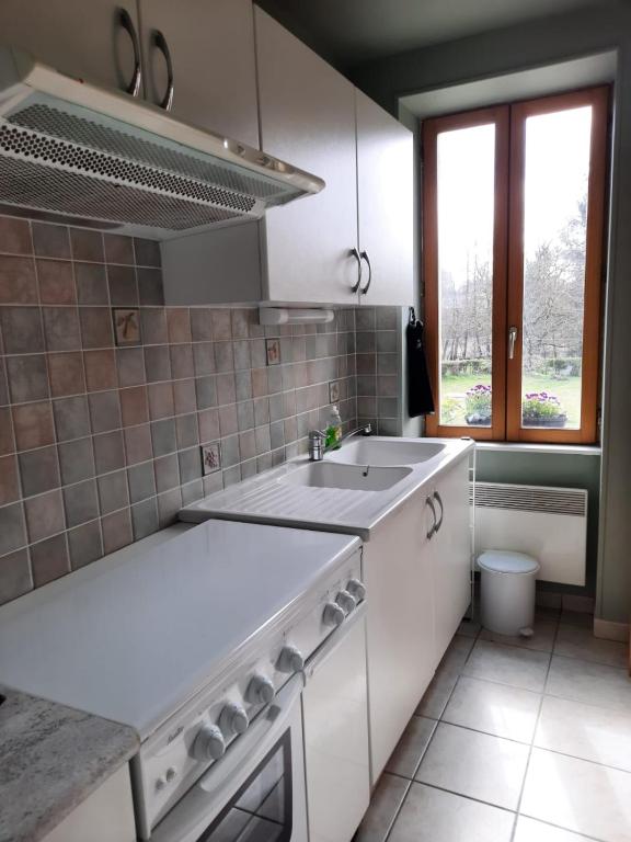 Kuchyň nebo kuchyňský kout v ubytování Chambre d'hôte Le Châtaignier