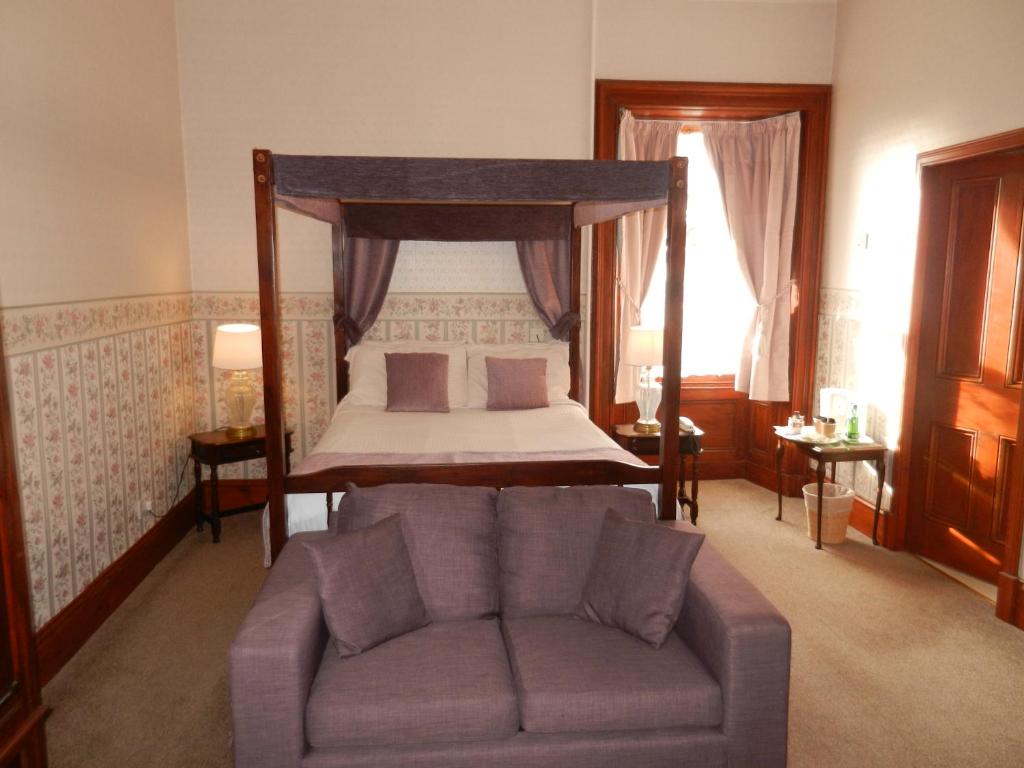 Postel nebo postele na pokoji v ubytování Mansfield Castle Hotel