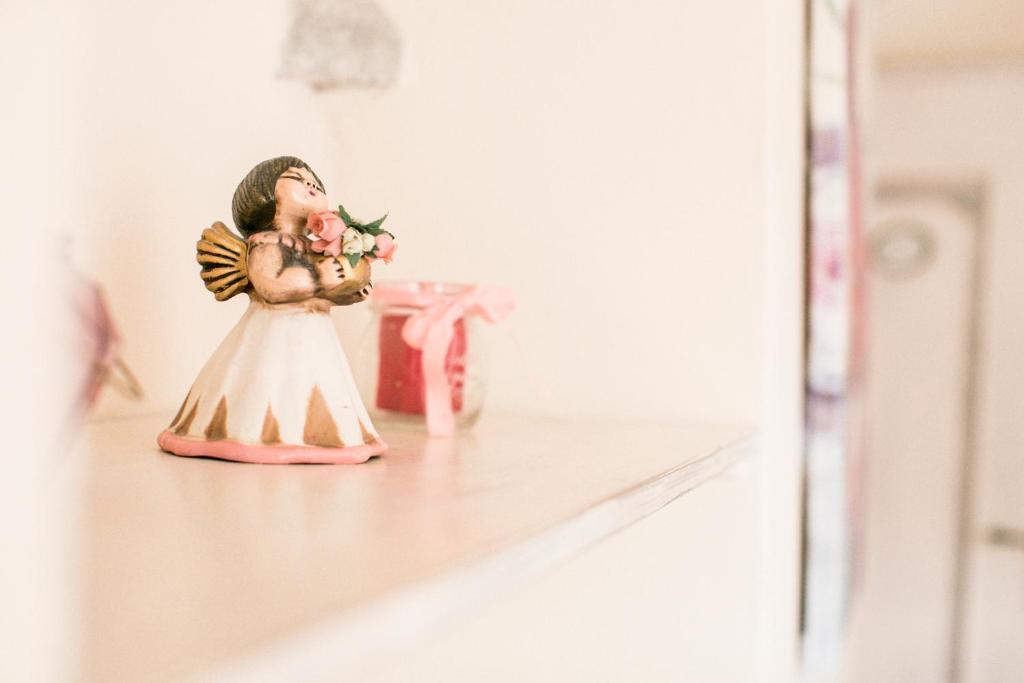 a figurine of an angel on a shelf at BB Le Gemme in Dolceacqua