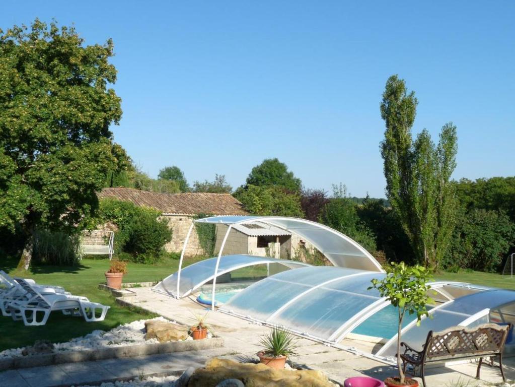 - une piscine dans une cour à côté d'une piscine dans l'établissement Le Relais de Chavagné, à Chauray