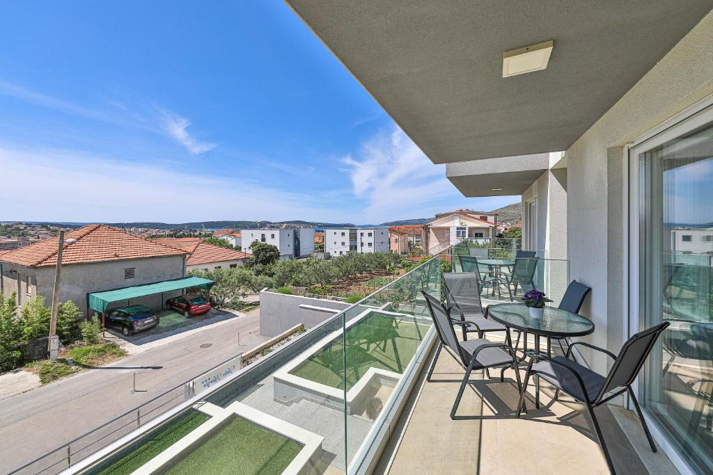 einen Balkon mit einem Tisch und Stühlen darauf in der Unterkunft Sea view in Trogir