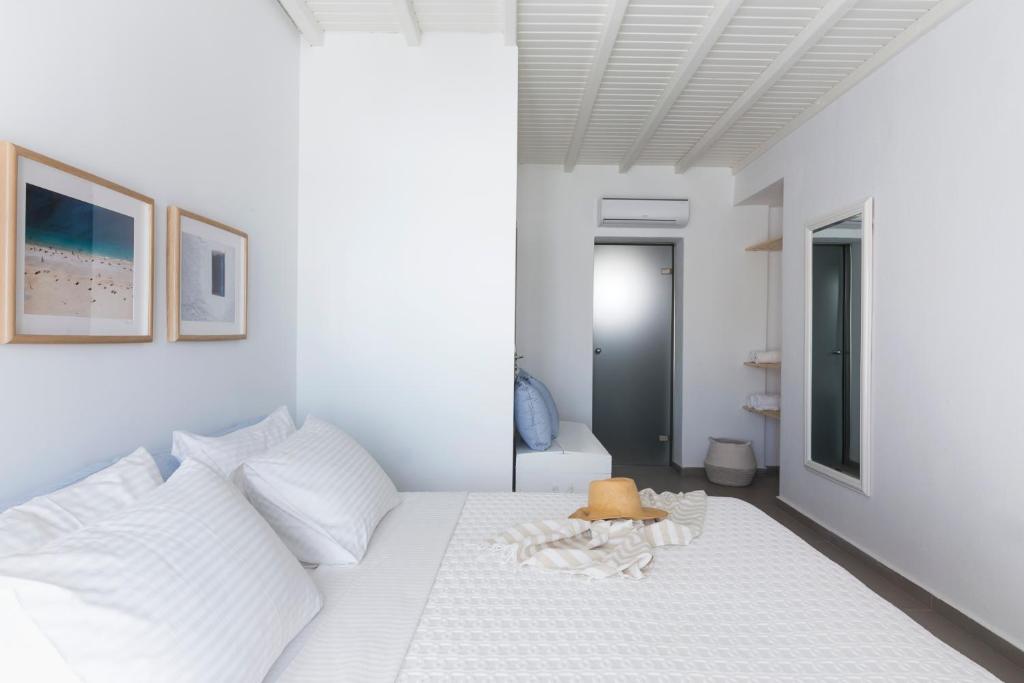Postel nebo postele na pokoji v ubytování Amperian Mykonos Suites & Villas