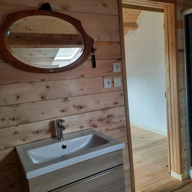 Koupelna v ubytování Chambre d'hôte Le Châtaignier
