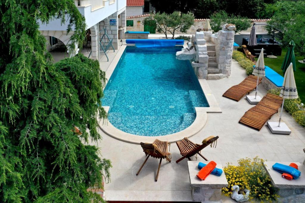 Bazén v ubytovaní Luxury Villa with Pool, Jacuzzi, Sauna and Gym alebo v jeho blízkosti