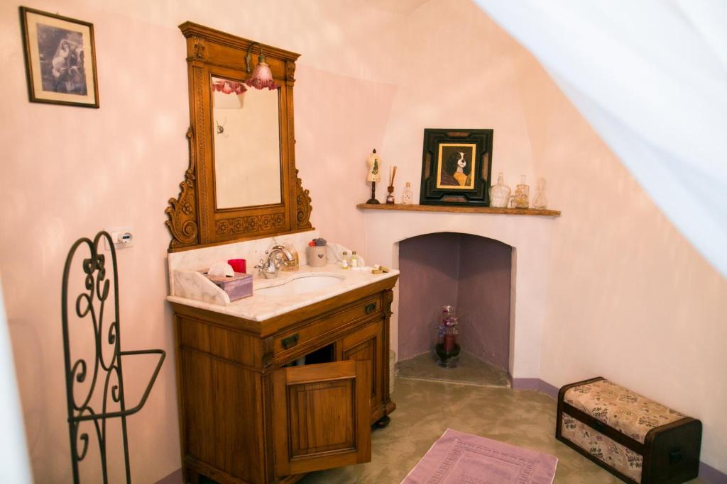 a bathroom with a sink and a mirror at BB Le Gemme in Dolceacqua