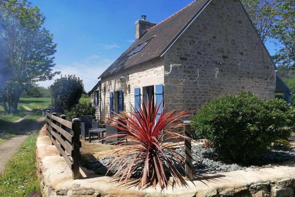 una casa de piedra con una valla delante de ella en Le penty de Queffen, en Loctudy