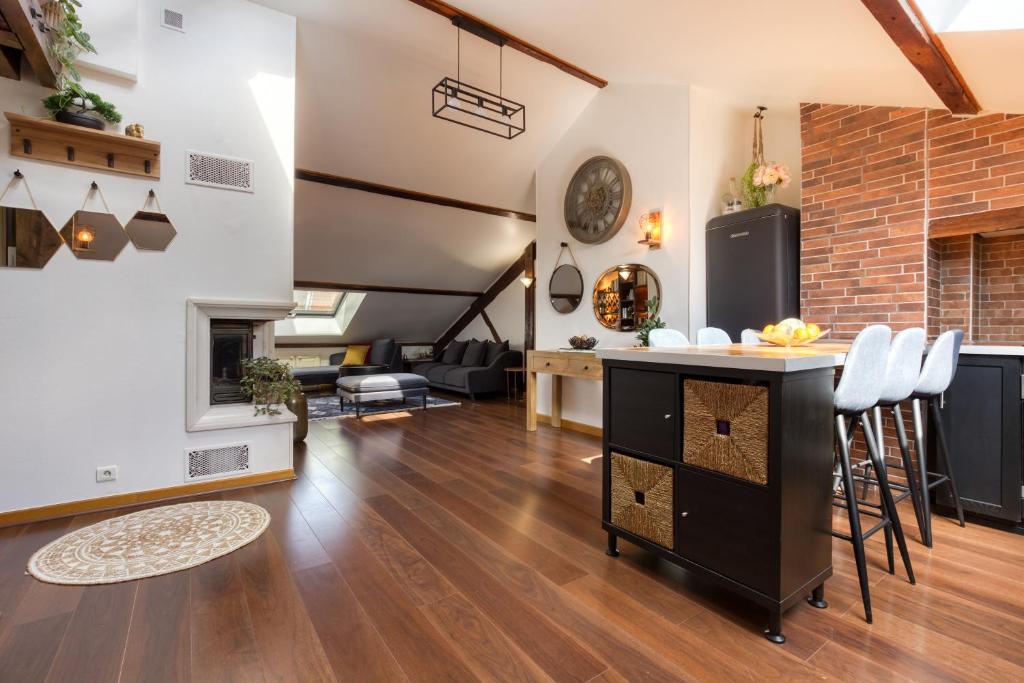 an open kitchen and living room with a brick wall at Appart près de Disneyland «les yeux vers le ciel » in Meaux