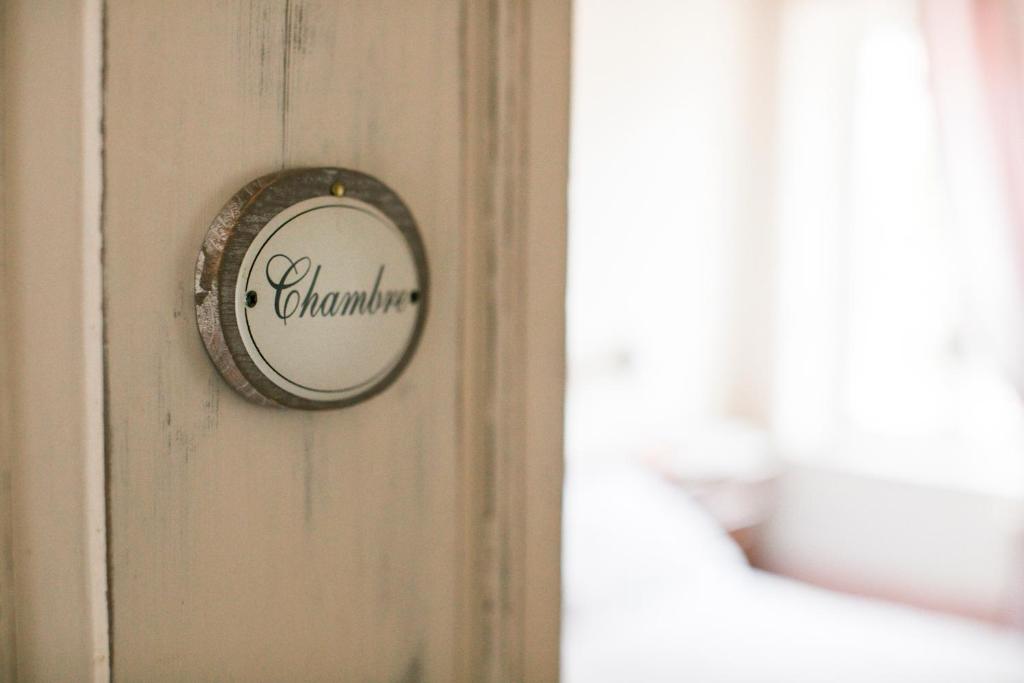 a door with a sign that says chamomile on it at BB Le Gemme in Dolceacqua