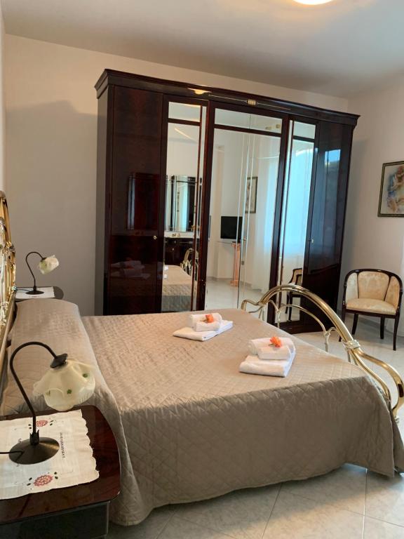 - une chambre avec un lit et 2 serviettes dans l'établissement Casa Vacanze Ileana, à Patti