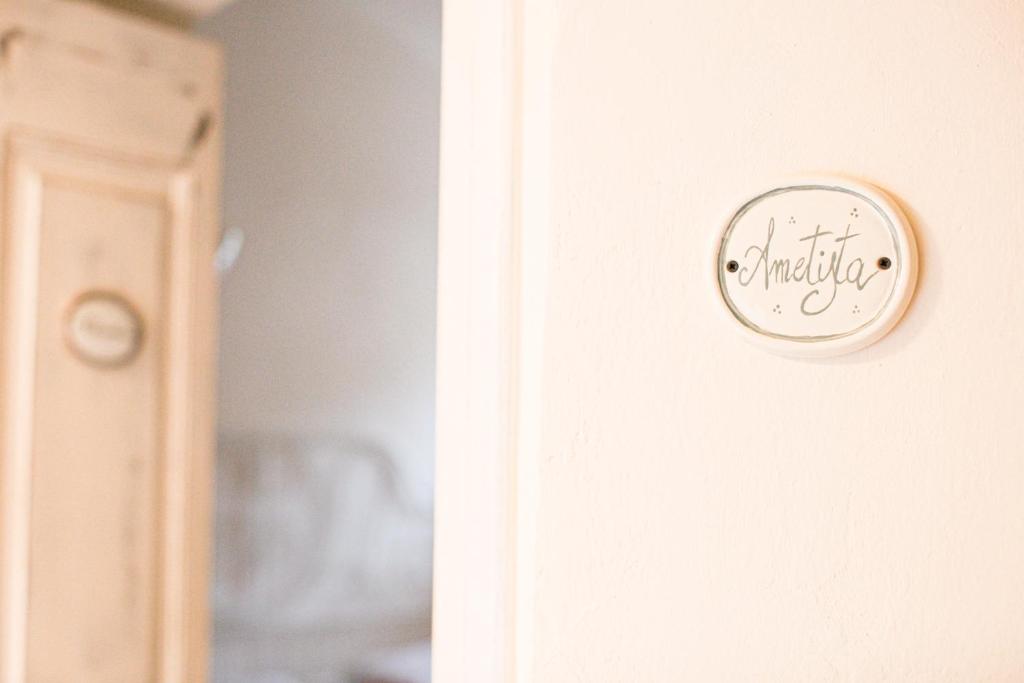 a white door with a hello sign on it at BB Le Gemme in Dolceacqua