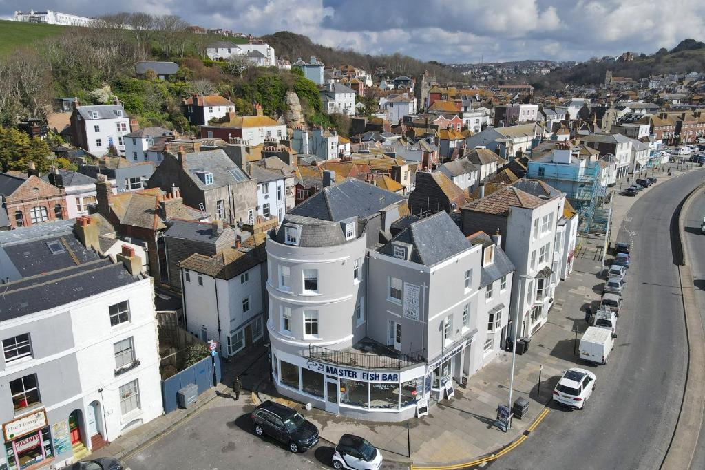 een luchtzicht op een stad met gebouwen en een straat bij Master accommodation suite 7 sea view in Hastings