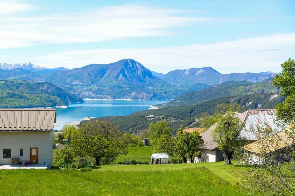 mit See- und Bergblick in der Unterkunft Studio LUMINEUX à 5 minutes du lac de Serre Ponçon in Prunières