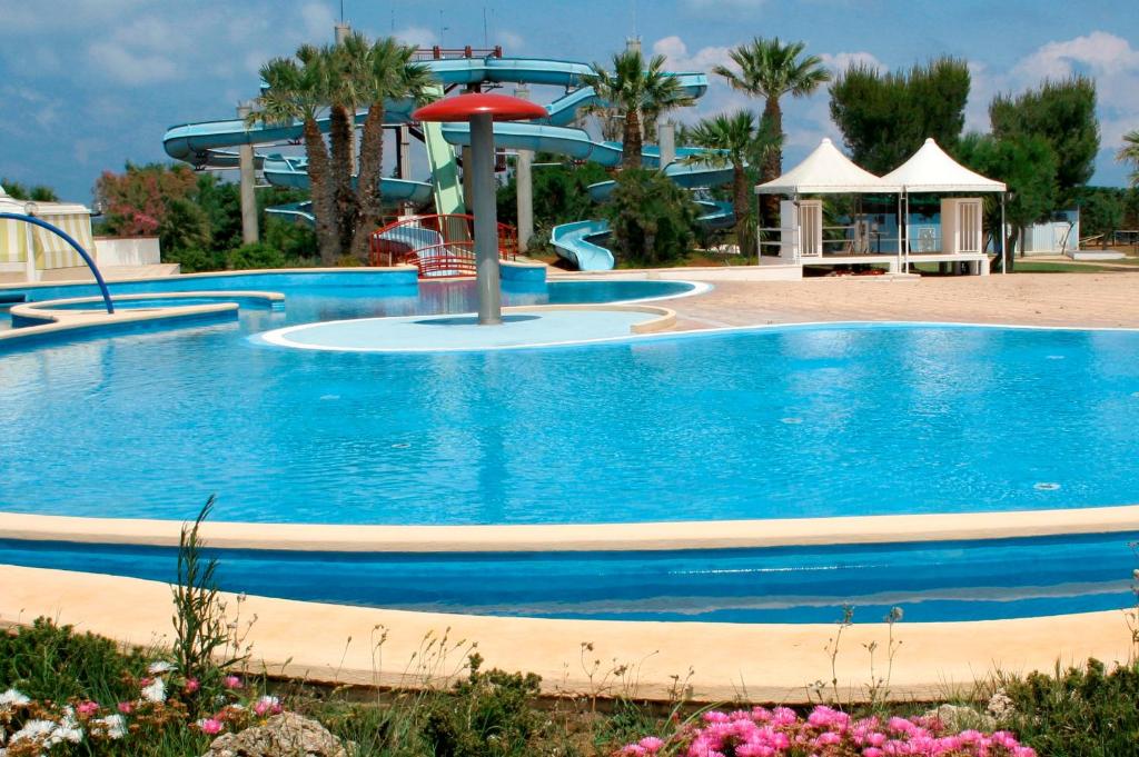 Basen w obiekcie Happy Camp mobile homes in Camping Villaggio Lamaforca lub w pobliżu