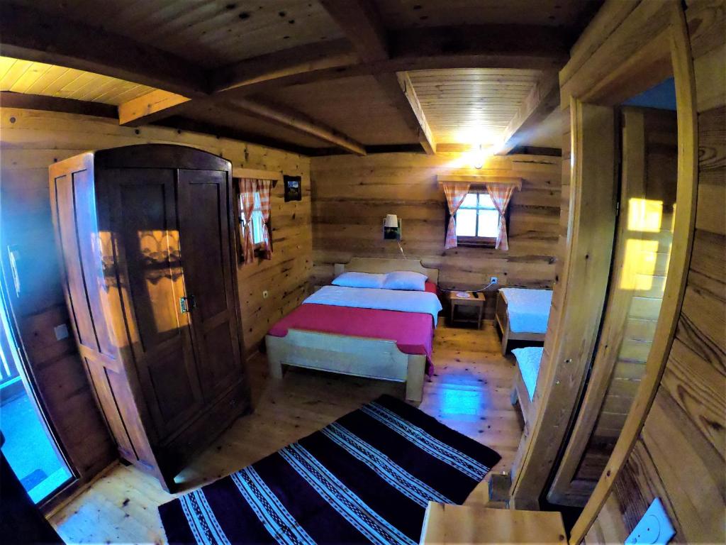 Postel nebo postele na pokoji v ubytování Etno village Gostoljublje