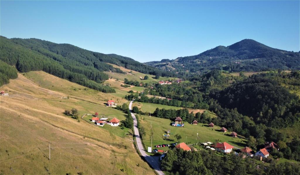 Příroda nedaleko prázdninového areálu