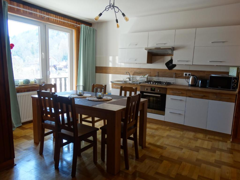 Kuchyň nebo kuchyňský kout v ubytování Dom nad potokiem - pokoje całoroczne