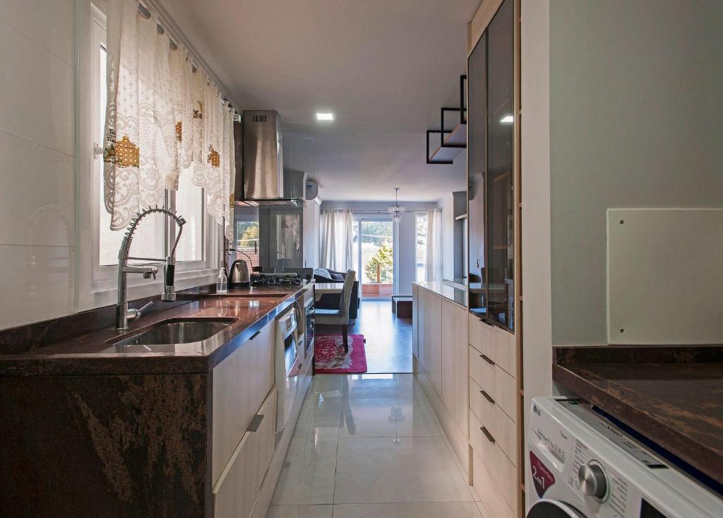 AMPLO APARTAMENTO JUNTO À RUA COBERTA DE CANELA - Campos de Canella